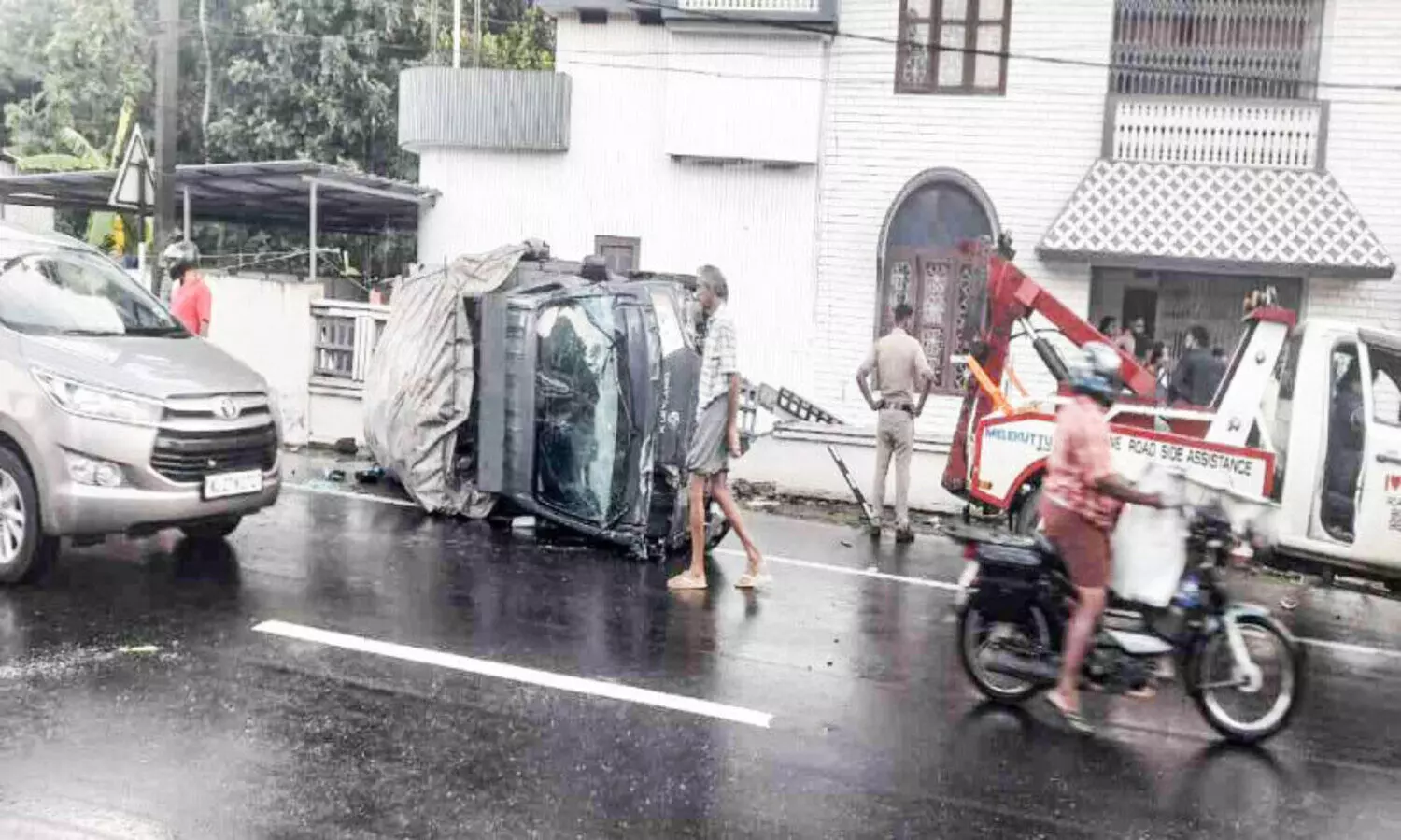 എം.സി റോഡിൽ അപകട പരമ്പര; ഇടയാടി ജങ്​ഷനിൽ  മൂന്ന്​ വാഹനം കൂട്ടിയിടിച്ചു