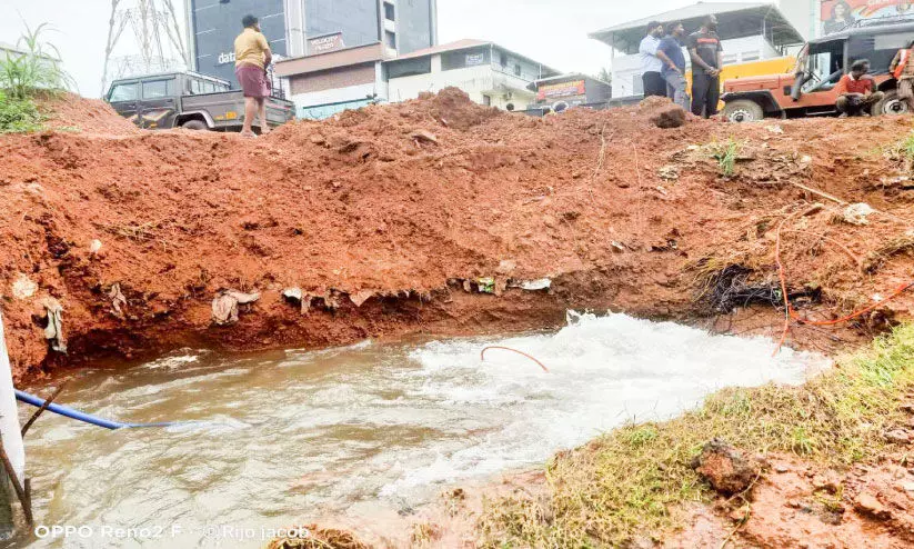 മെട്രോ നിർമാണത്തിനിടെ പൈപ്പ് പൊട്ടി; കാക്കനാട്ട് കുടിവെള്ള വിതരണം നിലച്ചു മെട്രോ നിർമാണത്തിനിടെ പൈപ്പ് പൊട്ടി; കാക്കനാട്ട് കുടിവെള്ള വിതരണം നിലച്ചു