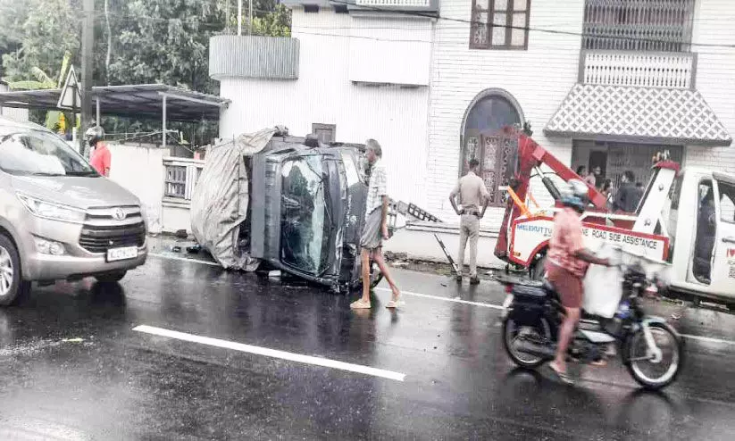 എം.സി റോഡിൽ അപകട പരമ്പര; ഇടയാടി ജങ്​ഷനിൽ  മൂന്ന്​ വാഹനം കൂട്ടിയിടിച്ചു