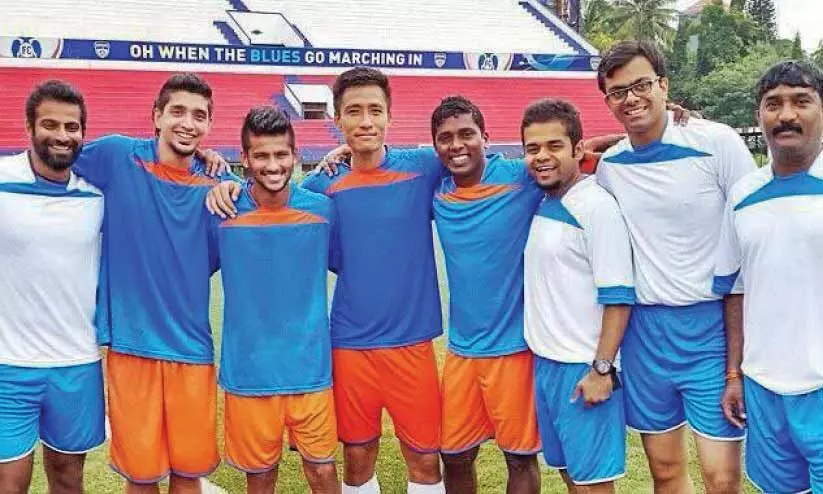 സുഹൃത്തുക്കൾക്കൊപ്പം സുഹൃത്തുക്കൾക്കൊപ്പം