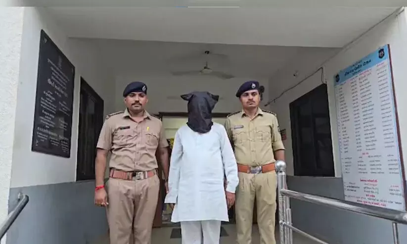 ബലാത്സംഗം എതിർത്ത ആറുവയസുകാരിയെ പ്രിൻസിപ്പൽ ശ്വാസം മുട്ടിച്ച് കൊലപ്പെടുത്തി; മൃതദേഹം സ്കൂൾ പരിസരത്ത് ഉപേക്ഷിച്ചു ബലാത്സംഗം എതിർത്ത ആറുവയസുകാരിയെ പ്രിൻസിപ്പൽ ശ്വാസം മുട്ടിച്ച് കൊലപ്പെടുത്തി; മൃതദേഹം സ്കൂൾ പരിസരത്ത് ഉപേക്ഷിച്ചു