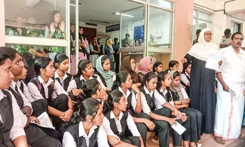 എസ്.എം.ഇ വിദ്യാർഥിയുടെ ആത്മഹത്യ; രണ്ട്​ അധ്യാപകർക്ക്​ സ്ഥലംമാറ്റം