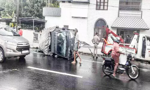 എം.സി റോഡിൽ അപകട പരമ്പര; ഇടയാടി ജങ്ഷനിൽ മൂന്ന് വാഹനം കൂട്ടിയിടിച്ചു എം.സി റോഡിൽ അപകട പരമ്പര; ഇടയാടി ജങ്ഷനിൽ മൂന്ന് വാഹനം കൂട്ടിയിടിച്ചു