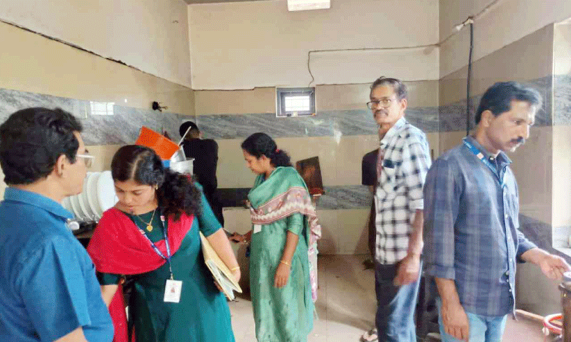 കച്ചവട സ്ഥാപനങ്ങളിൽ ആരോഗ്യ വിഭാഗം പരിശോധന