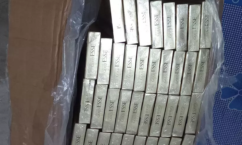 1.67 കോടിയുടെ വിദേശ നിർമിത സിഗരറ്റ് പിടികൂടി 1.67 കോടിയുടെ വിദേശ നിർമിത സിഗരറ്റ് പിടികൂടി