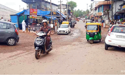 എ​ട​ക്കാ​ട് സ​ർ​വി​സ് റോ​ഡ് ടാ​ർ ചെ​യ്തി​ല്ല; നാ​ട്ടു​കാ​ർ ദു​രി​ത​ത്തി​ൽ