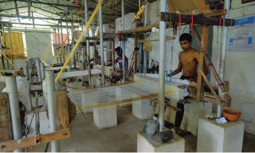 എല്ലാ വർഷവും മലയാളിയെ ഓണക്കോടി ഉടുപ്പിക്കുന്ന കൂത്താമ്പുള്ളിയിലെ തനത് വസ്ത്രങ്ങളുടെ വിശേഷങ്ങൾ