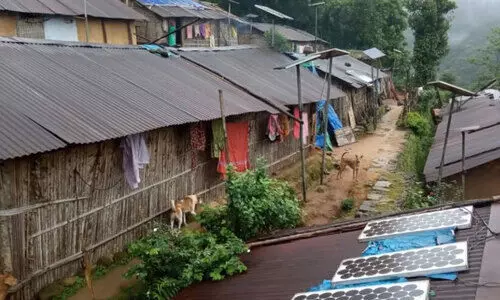 ഇടിഞ്ഞുവീഴാറായ ലയങ്ങളിൽ ദുരിതജീവിതം ഇടിഞ്ഞുവീഴാറായ ലയങ്ങളിൽ ദുരിതജീവിതം