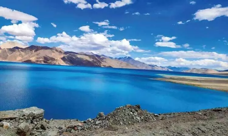 ഹി​മാ​നി​യു​രു​ക്കം നീ​ന്തി   പാ​ൻ​ഗോങ്ങി​​ന്റെ തീ​ര​ത്ത്