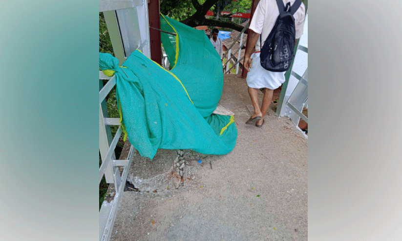 റെയിൽവേ ഫൂട്ട് ഓവർ ബ്രിഡ്ജിൽ ദുരിതയാത്ര റെയിൽവേ ഫൂട്ട് ഓവർ ബ്രിഡ്ജിൽ ദുരിതയാത്ര