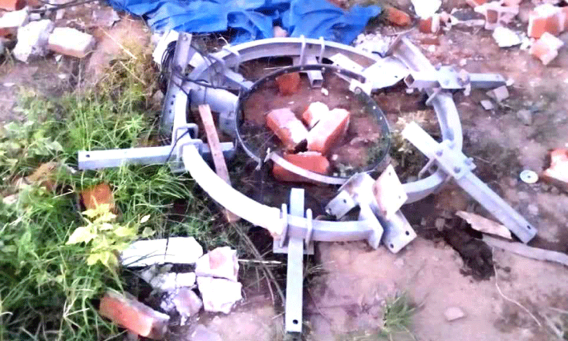 ദേശീയ പാത നിർമാണം;  അഴിച്ചുമാറ്റിയ ഹൈമാസ്റ്റ് വിളക്ക് നശിക്കുന്നു