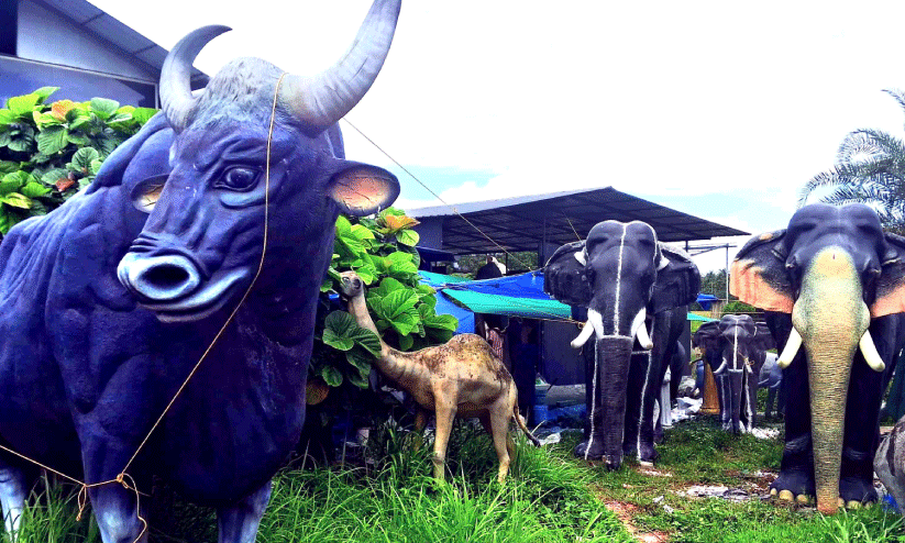 വഴിയോരത്തെ കൗതുക കാഴ്ചയായി ജോമോന്റെ ശിൽപങ്ങൾ