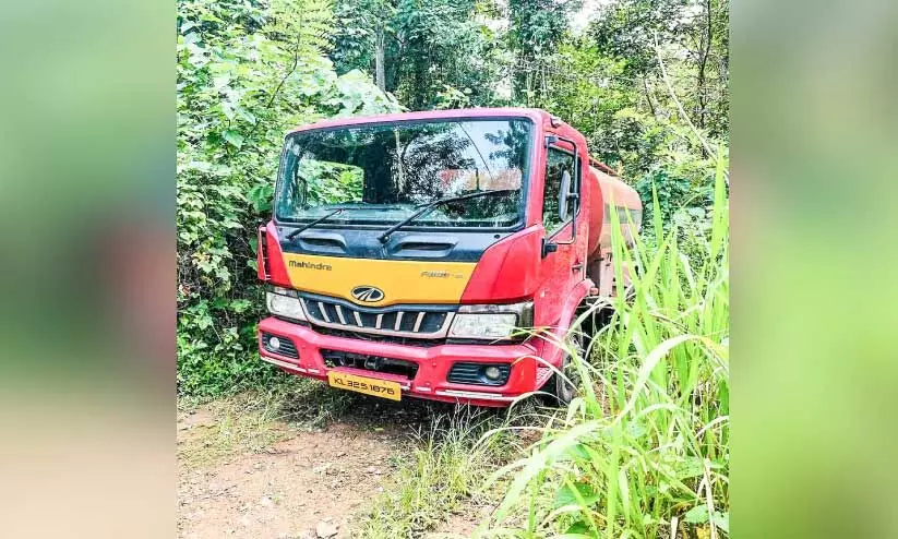 റോഡിൽ ശൗചാലയമാലിന്യം തള്ളിയ വാഹനം പിടികൂടി റോഡിൽ ശൗചാലയമാലിന്യം തള്ളിയ വാഹനം പിടികൂടി