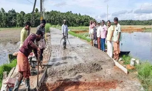 അ​ധി​കൃ​ത​രോ​ട് പ​റ​ഞ്ഞി​ട്ട് കു​ലു​ക്ക​മി​ല്ല; വ​ട​മു​ക്ക്-​തു​റു​വാ​ണം റോ​ഡ് കോ​ൺ​ക്രീ​റ്റ് ചെ​യ്ത് നാ​ട്ടു​കാ​ർ