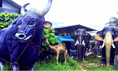 വഴിയോരത്തെ കൗതുക കാഴ്ചയായി ജോമോന്റെ ശിൽപങ്ങൾ