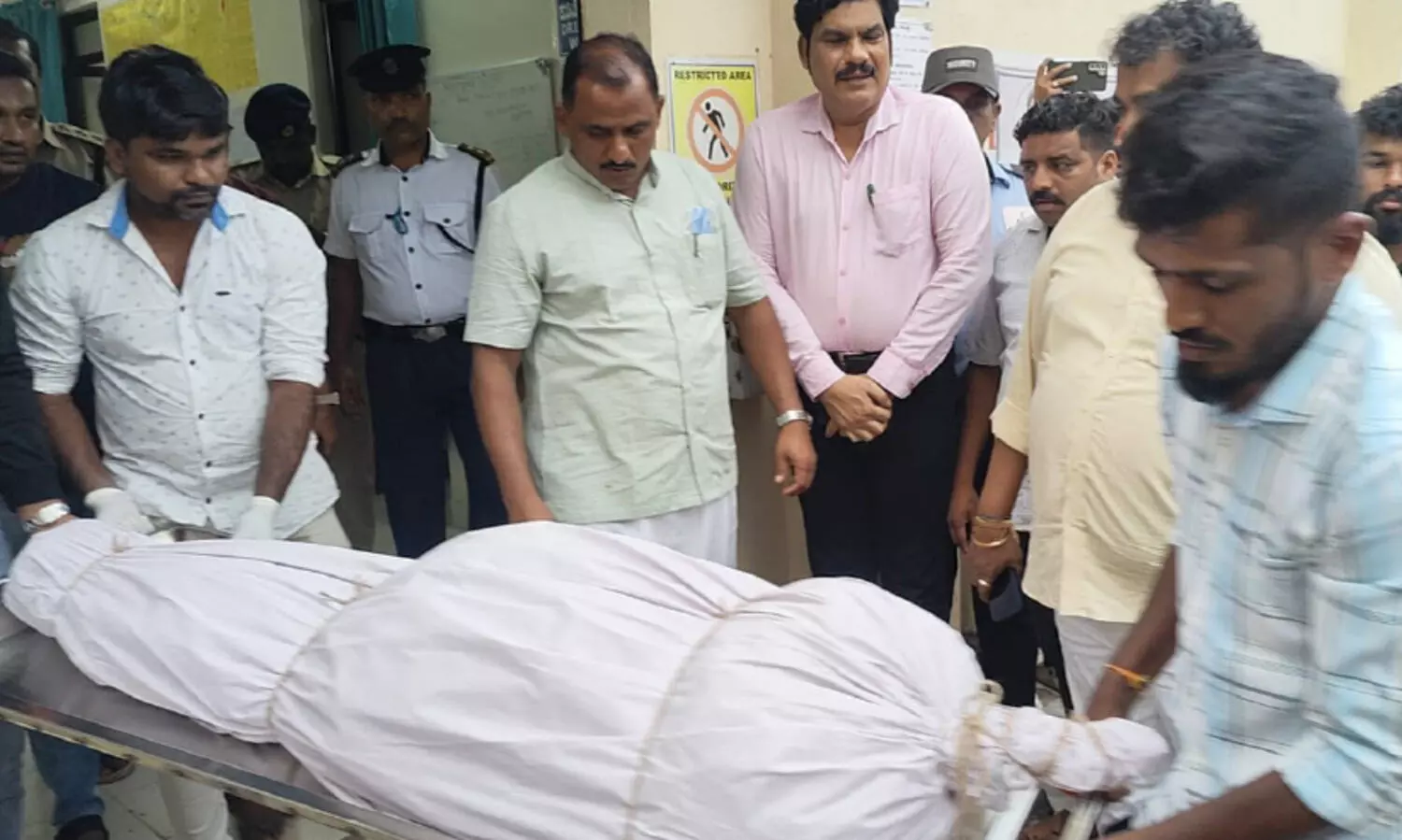 അ​ർ​ജു​ന്റെ മൃ​ത​ദേ​ഹ​വു​മാ​യി ബ​ന്ധു​ക്ക​ൾ മ​ട​ങ്ങി