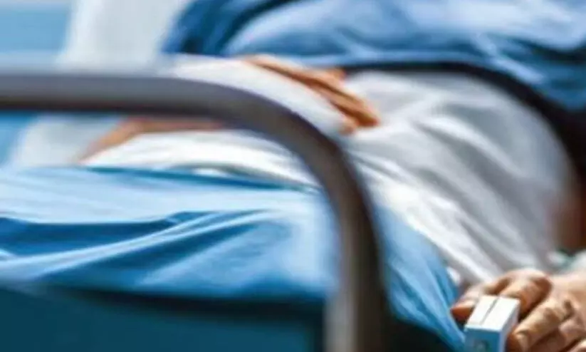 വസ്ത്രം മാറുന്നത് ഒളിഞ്ഞുനോക്കിയെന്ന് വിദ്യാർഥിനി; പൊലീസ് അന്വേഷിച്ചെത്തിയപ്പോൾ കഴുത്തറുത്ത് യുവാവ്