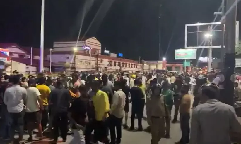 കാമുകനെ തേടി യു.പിയിൽനിന്ന് പെൺകുട്ടിയെത്തി; ഡെറാഡൂൺ റെയിൽവേ സ്റ്റേഷനിൽ സാമുദായിക സംഘർഷം കാമുകനെ തേടി യു.പിയിൽനിന്ന് പെൺകുട്ടിയെത്തി; ഡെറാഡൂൺ റെയിൽവേ സ്റ്റേഷനിൽ സാമുദായിക സംഘർഷം