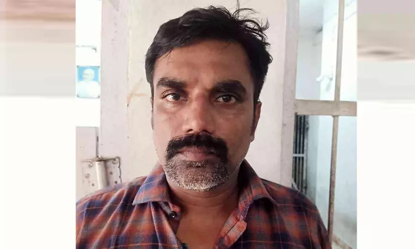 ജീവനക്കാരിയെ കാറിൽ പീഡിപ്പിക്കാൻ ശ്രമം: നിരവധി പീഡനക്കേസുകളിൽ പ്രതിയായ ന്യൂട്രീഷ്യന് കേന്ദ്രം ഉടമ അറസ്റ്റില് ജീവനക്കാരിയെ കാറിൽ പീഡിപ്പിക്കാൻ ശ്രമം: നിരവധി പീഡനക്കേസുകളിൽ പ്രതിയായ ന്യൂട്രീഷ്യന് കേന്ദ്രം ഉടമ അറസ്റ്റില്