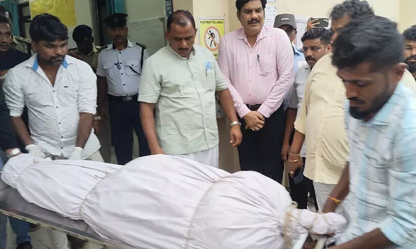 അ​ർ​ജു​ന്റെ മൃ​ത​ദേ​ഹ​വു​മാ​യി ബ​ന്ധു​ക്ക​ൾ മ​ട​ങ്ങി