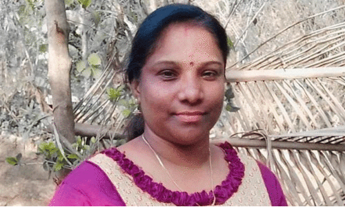 പ്രതികൂല സാഹചര്യം മൂലം എസ്.എസ്.എൽ.സി എഴുതാതെ പഠനം നിർത്തി. 45ാം വയസ്സിൽ എൽഎൽ.ബി ഫസ്റ്റ് ക്ലാസോടെ പാസ്... അംബികയുടേത് ‘വിയർപ്പ് തുന്നിയിട്ട’ വക്കീൽ കുപ്പായം