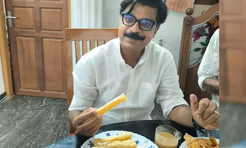 ‘അപ്പോൾ എങ്ങനാ, ഒരു കുഴലപ്പം എടുക്കട്ടെ..?’ -സി.പി.എമ്മിനെ ട്രോളി മാത്യു കുഴൽനാടൻ