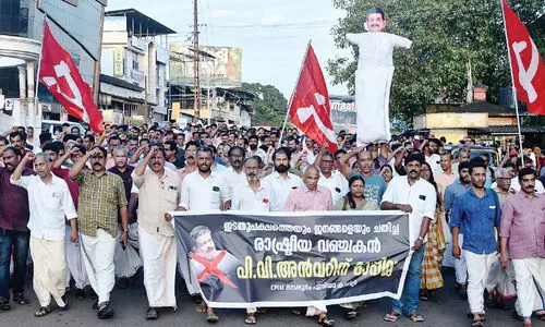 ‘ചെ​ങ്കൊ​ടി തൊ​ട്ട് ക​ളി​ക്ക​ണ്ട, വെ​ട്ടി​നു​റു​ക്കി ചാ​ലി​യാ​ർ പു​ഴ​യി​ൽ ഒ​ഴു​ക്കും’ -നി​ല​മ്പൂ​രി​ൽ അ​ൻ​വ​റി​നെ​തി​രെ പ്ര​ക​ട​നം