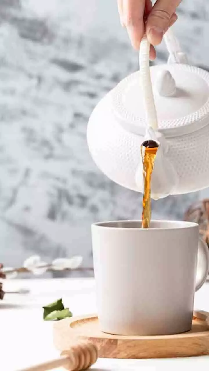 ശർക്കരയാണോ പഞ്ചസാരയാണോ ചായക്ക് നല്ലത്? ആരോഗ്യത്തിന് നല്ലത് ഏതാണെന്ന് അറിയാം