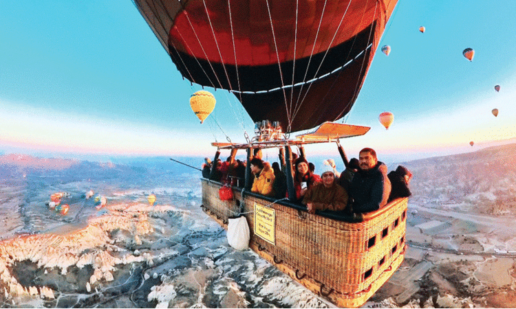 മൂന്ന് ഭൂഖണ്ഡങ്ങൾ, 56 രാജ്യങ്ങൾ... ഏഴുമാസക്കാരൻ മുതൽ 62കാരൻ വരെയുള്ള കാസർകോട്ടെ കുടുംബത്തിന്‍റെ ലോകയാത്ര ഫോർഡ് എൻഡവർ കാറിൽ