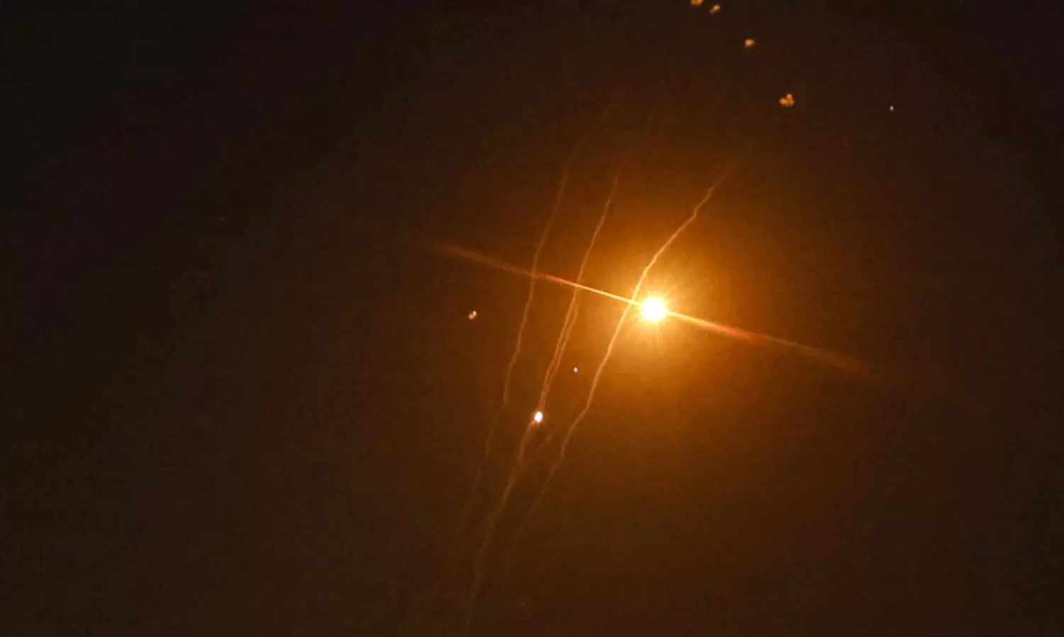 വടക്കൻ ഇസ്രായേൽ ലക്ഷ്യമിട്ട് 65 റോക്കറ്റുകൾ തൊടുത്ത് ഹിസ്ബുല്ല