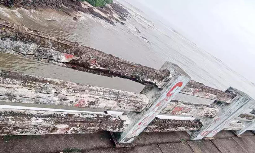 broken handrail of kadalundikadavu bridge