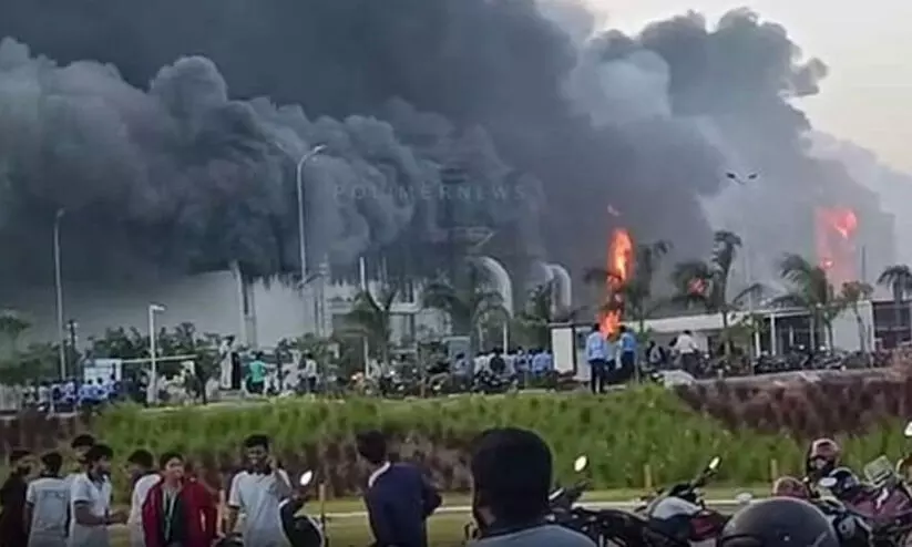 ടാറ്റയുടെ ഇലക്ട്രോണിക്സ് നിർമാണ യൂണിറ്റിൽ വൻ തീപിടിത്തം ടാറ്റയുടെ ഇലക്ട്രോണിക്സ് നിർമാണ യൂണിറ്റിൽ വൻ തീപിടിത്തം