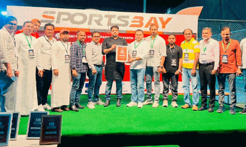 സ്നേ​ഹോ​പ​ഹാ​രം സ​മ്മാ​നി​ക്കു​ന്നു