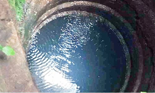 പൈപ്പ് ലൈൻ ചോർച്ച; കുടിവെള്ളം കിണറിലേക്ക് പൈപ്പ് ലൈൻ ചോർച്ച; കുടിവെള്ളം കിണറിലേക്ക്