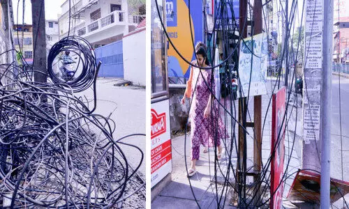 പോ​സ്റ്റു​ക​ളി​ൽ തി​ങ്ങി​നി​റ​ഞ്ഞും വ​ഴി​യി​ലേ​ക്ക് പൊ​ട്ടി​വീ​ണും ജ​ന​ത്തി​ന് ഭീ​ഷ​ണി ഉ​യ​ർ​ത്തി ​കേ​ബി​ളു​ക​ൾ