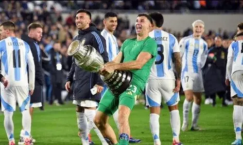 അശ്ലീല ആംഗ്യം: അർജന്റീന ഗോൾകീപ്പർ എമിലിയാനോ മാർട്ടിനെസിന് സസ്പെൻഷൻ