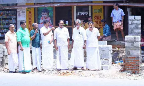 പൂച്ചാക്കൽ ഇലക്ട്രിസിറ്റി ജങ്ഷൻ ബസ് കാത്തിരിപ്പ് കേന്ദ്രം പുനർനിർമാണം തടഞ്ഞു