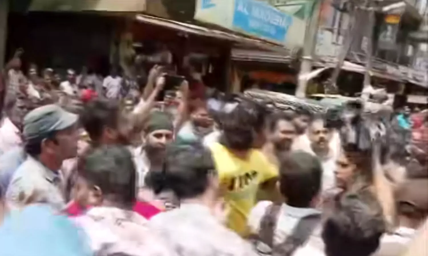 അൻവറിനോട് സംസാരിക്കുമ്പോൾ മാധ്യമപ്രവർത്തകർക്കു നേരെ കൈയേറ്റം; രണ്ടുപേർ അറസ്റ്റിൽ