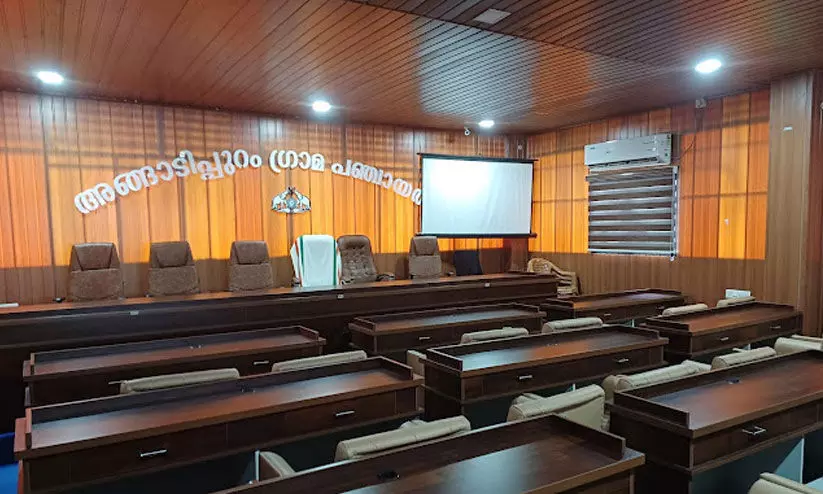 പകരം നിയമനമില്ലാതെ 17 പേർക്ക് സ്ഥലംമാറ്റം; അങ്ങാടിപ്പുറം പഞ്ചായത്തിൽ ഭരണസമിതി സമരത്തിന് പകരം നിയമനമില്ലാതെ 17 പേർക്ക് സ്ഥലംമാറ്റം; അങ്ങാടിപ്പുറം പഞ്ചായത്തിൽ ഭരണസമിതി സമരത്തിന്