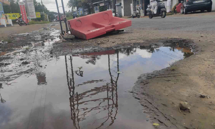 സംസ്ഥാനപാതയിൽ കുടിവെള്ള പൈപ്പ് പൊട്ടിയിട്ട് രണ്ടുവർഷം