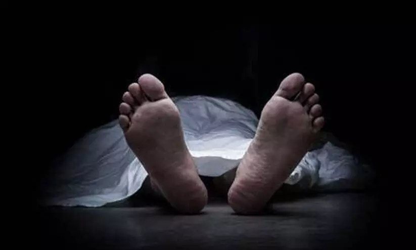 പരോളിൽ ഇറങ്ങിയ കൊലക്കേസ് പ്രതി വീട്ടിൽ തൂങ്ങിമരിച്ച നിലയിൽ പരോളിൽ ഇറങ്ങിയ കൊലക്കേസ് പ്രതി വീട്ടിൽ തൂങ്ങിമരിച്ച നിലയിൽ