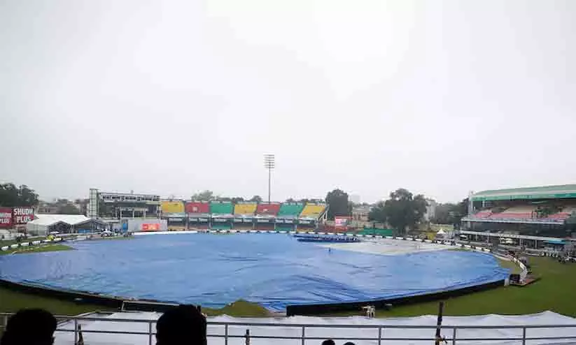 ഗ്രൗണ്ടിലെ നനവ് മാറിയില്ല; മൂന്നാം ദിനവും കളി നടക്കാതെ ഇന്ത്യ-ബംഗ്ലാദേശ് മത്സരം ഗ്രൗണ്ടിലെ നനവ് മാറിയില്ല; മൂന്നാം ദിനവും കളി നടക്കാതെ ഇന്ത്യ-ബംഗ്ലാദേശ് മത്സരം