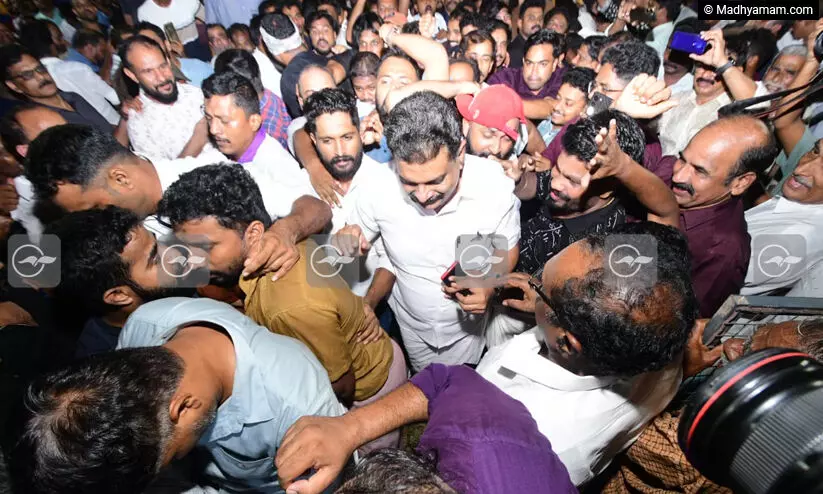 തന്നെ വർഗീയവാദിയാക്കാൻ ശ്രമമെന്ന് അൻവർ; രാഷ്ട്രീയ വിശദീകരണ യോഗത്തിൽ വൻ ജനാവലി തന്നെ വർഗീയവാദിയാക്കാൻ ശ്രമമെന്ന് അൻവർ; രാഷ്ട്രീയ വിശദീകരണ യോഗത്തിൽ വൻ ജനാവലി