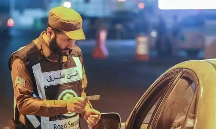 നിയമലംഘകരെ കണ്ടെത്താൻ റെയ്ഡ്; ഒരാഴ്ചക്കിടെ 15,324 പേർ പിടിയിൽ നിയമലംഘകരെ കണ്ടെത്താൻ റെയ്ഡ്; ഒരാഴ്ചക്കിടെ 15,324 പേർ പിടിയിൽ