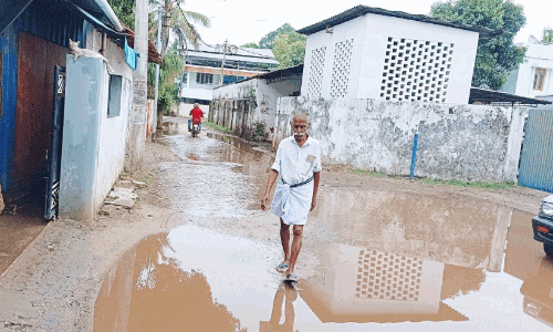 ഇടറോഡുകളും ഓടകളുടെ സ്ലാബുകളും തകർന്നു; ദുരിതയാത്ര