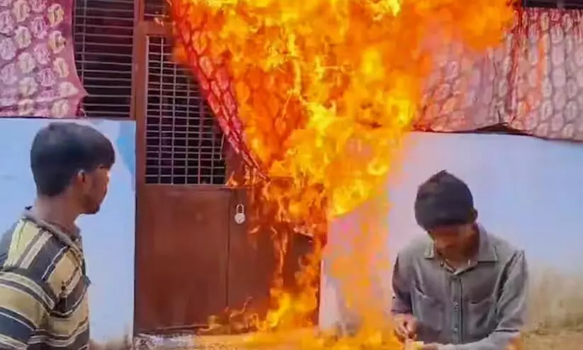 തെലങ്കാനയിൽ ഏഴാം ക്ലാസ് വിദ്യാർഥിനിയെ ബലാത്സംഗം ചെയ്തു: ഇരയുടെ കുടുംബം പ്രതിയുടെ വീടിന് തീയിട്ടു