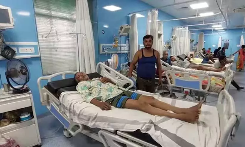 ഇത് മധ്യപ്രദേശ് മോഡൽ; സർക്കാർ ആശുപത്രി ​ഐ.സി.യുവിൽ മാസങ്ങളായി എ.സി പ്രവർത്തിക്കുന്നില്ല, സ്വന്തമായി ഫാൻ കൊണ്ടുവന്ന് രോഗികൾ