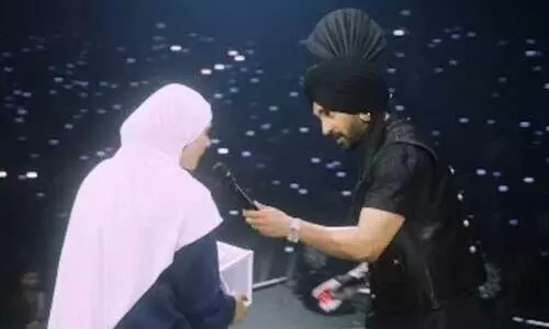 ‘ഇന്ത്യയും പാകിസ്താനും ഒന്ന്, അതിർത്തികളുണ്ടാക്കിയത് രാഷ്ട്രീയക്കാർ’; പാക് ആരാധികക്ക് സമ്മാനം കൈമാറി ഗായകൻ ദിൽജിത്ത്