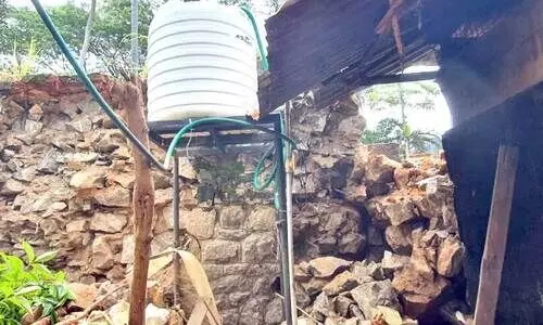 സ്​പിന്നിങ്​ മില്ലിന്‍റെ മതിൽ ഇടിഞ്ഞുവീണ്​ വീട് തകർന്നു; ഒഴിവായത്​ വൻ അപകടം