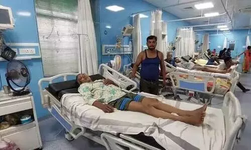 ഇത് മധ്യപ്രദേശ് മോഡൽ; സർക്കാർ ആശുപത്രി ​ഐ.സി.യുവിൽ മാസങ്ങളായി എ.സി പ്രവർത്തിക്കുന്നില്ല, സ്വന്തമായി ഫാൻ കൊണ്ടുവന്ന് രോഗികൾ